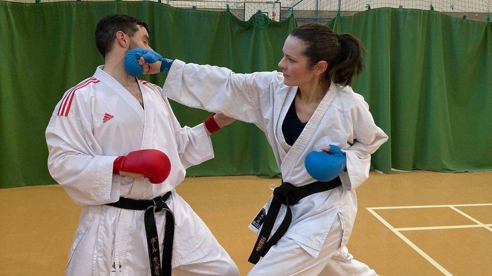 Paul Monigatti fighting Fabiana Turelli Thume