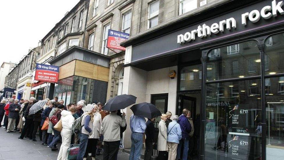 Queue outside Northern Rock branch in 2007