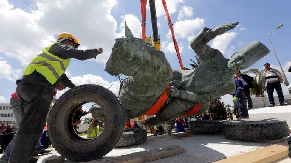 Tunisian workers hoist a statue of first Tunisian President, Habib Bourguiba from La Goulette on outskirts of Tunis, Tunisia - Tuesday 3 May 2016