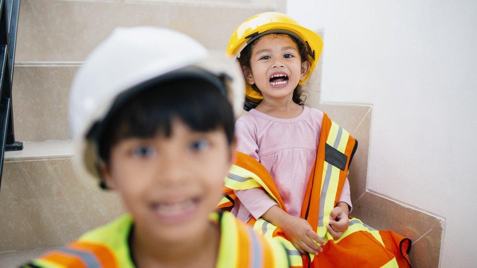 children-dressed-as-builders.