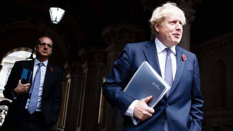 Boris Johnson a'i Brif Ysgrifennydd Preifat Martin Reynolds, a anfonodd wahoddiad i'r parti