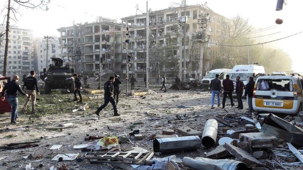 People look at damage caused by the bomb in Diyarbakir (04 November 2016)