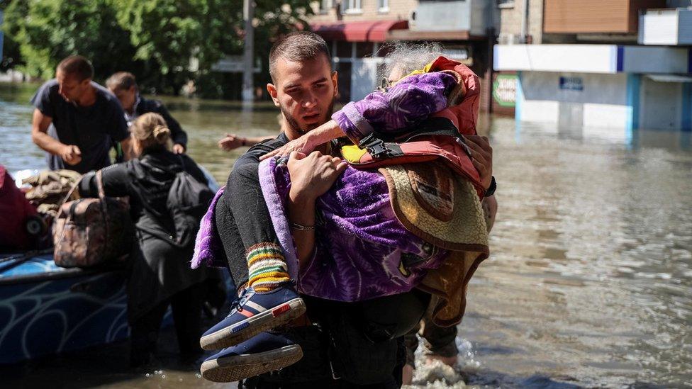 Police help flooding victims