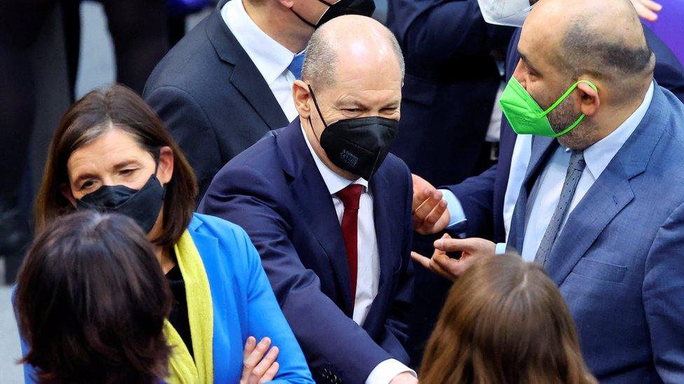 Olaf Scholz seen with parliamentary colleagues in the Bundestag including Katrin Goering-Eckardt wearing blue and yellow (27 Feb 2022)