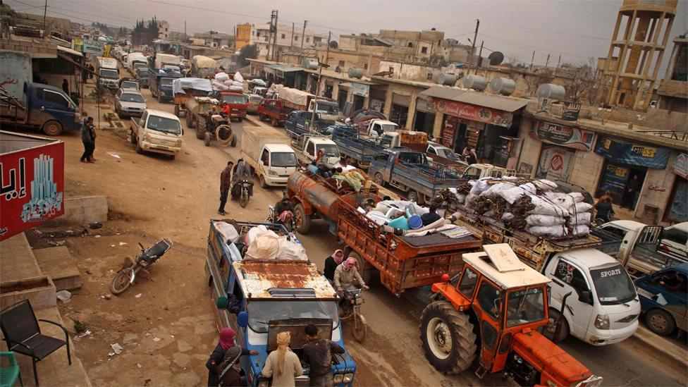 Displaced Syrians wait in traffic in the town of Hazano in the northern countryside of Idlib (4 February 2020)