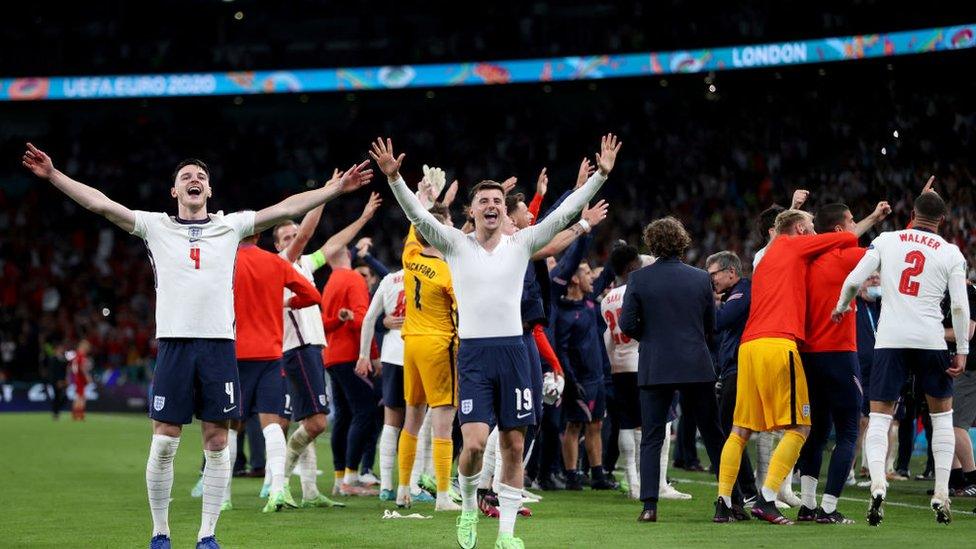 Harry Maguire celebrates with his teammates