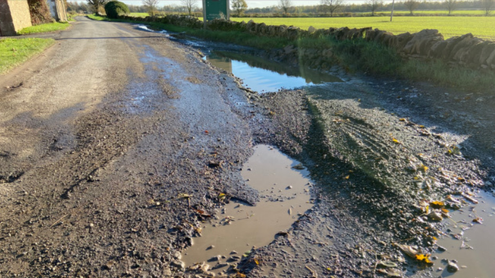 Stretch of road between Northleach and Compton Abdale