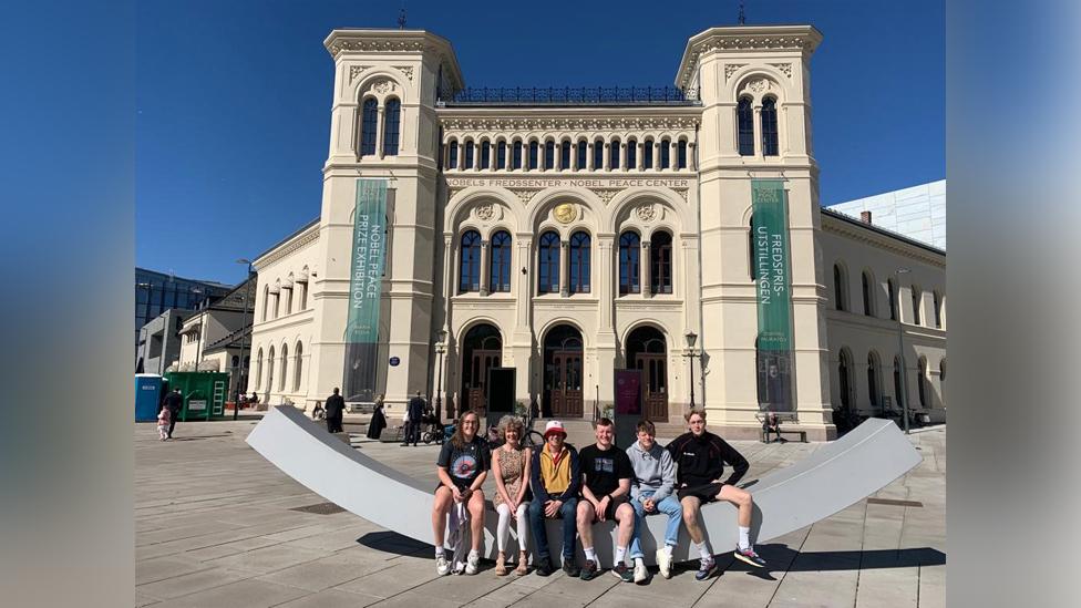 ohono i a rhai o aelodau’r Urdd o Brifysgol Aberystwyth y tu allan i Ganolfan Heddwch Nobel yn Oslo.