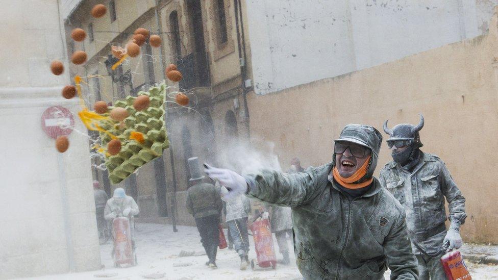 Els Enfarinats - battle of eggs and flour