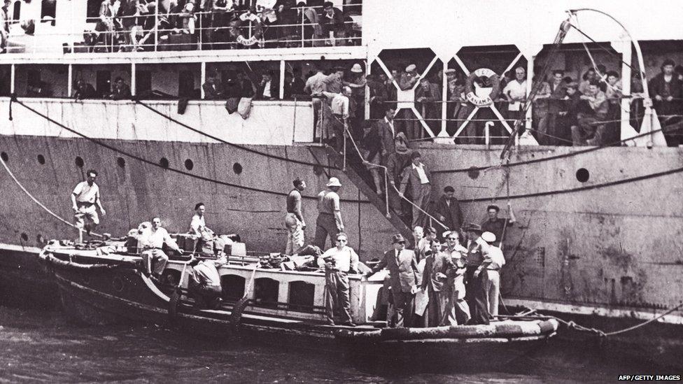 Jewish immigrants disembark from a trawler