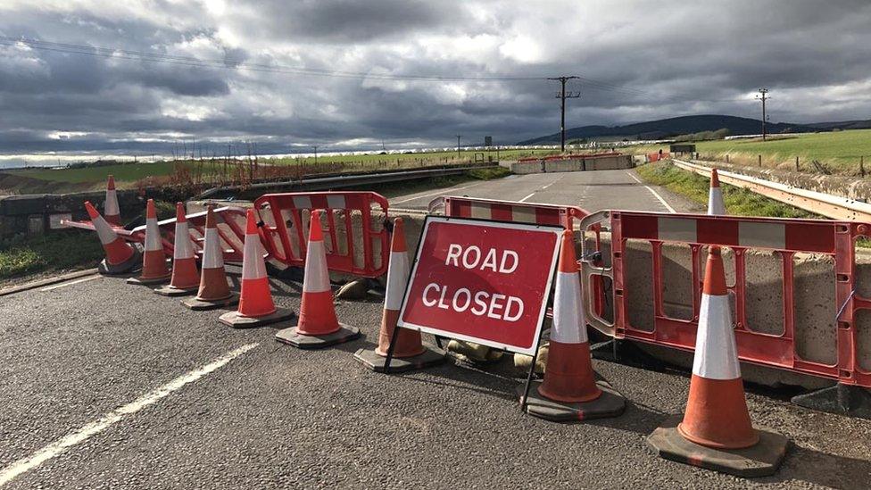 Road closed at Abbeyton Bridge