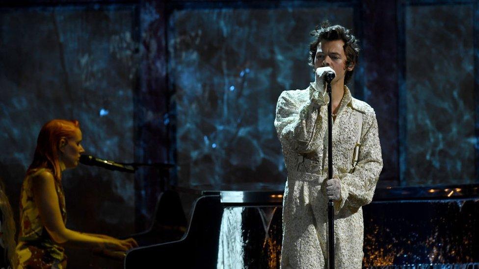 Harry-Style-performs-at-the-Brits.