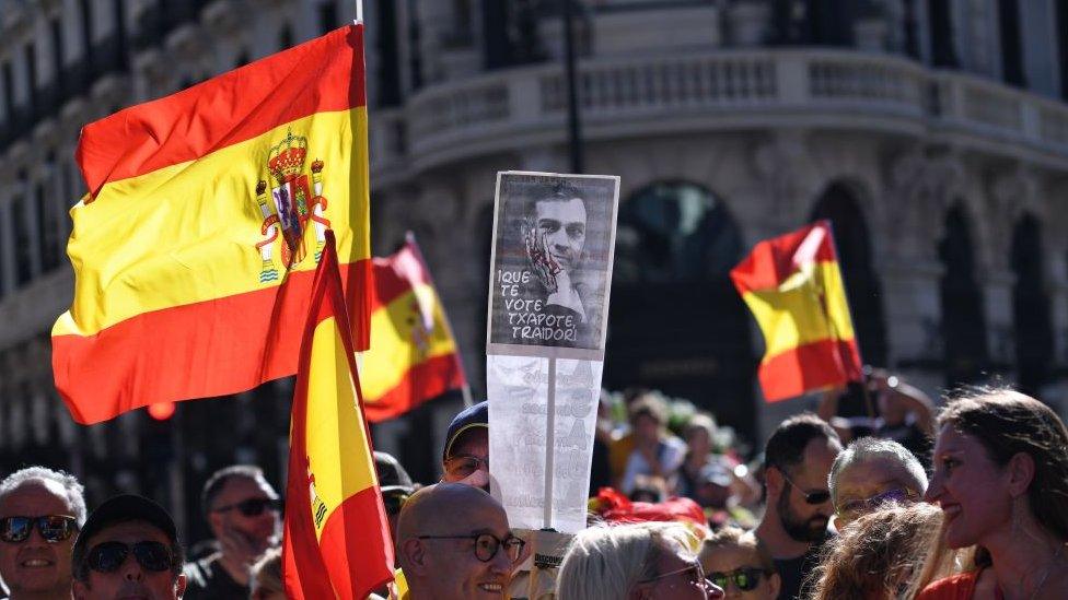 A banner of Prime Minister Pedro Sanchez reads "Que te vote Txapote, traitor!" on 10 September, 2022