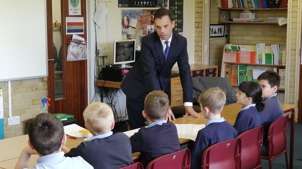 Transport Minister Ken Skates discusses air quality with St Etholwold's Primary School in Shotton