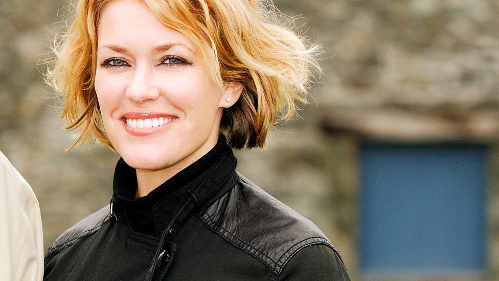 Cerys Matthews: Sydd yn cyflwyno rhaglen boblogaidd ar BBC 6 Music