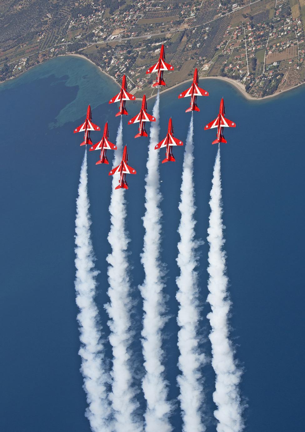 The Royal Air Force Aerobatic Team (RAFAT), The Red Arrows pull up for the arrival loop into diamond