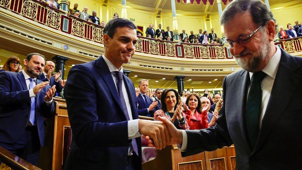 Pedro Sánchez (C) after winning vote, 1 Jun 18