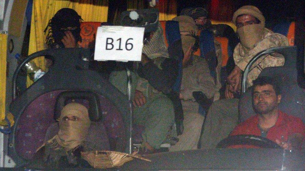 A convoy of Islamic State fighters and their families leave the Lebanon-Syria border zone (28 August 2017)