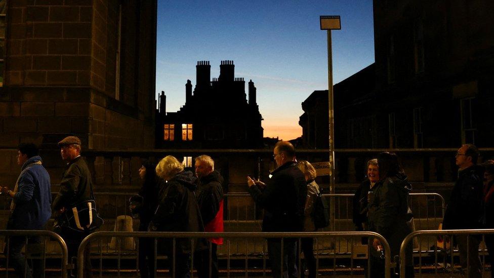 Queue to see the Queen's coffin