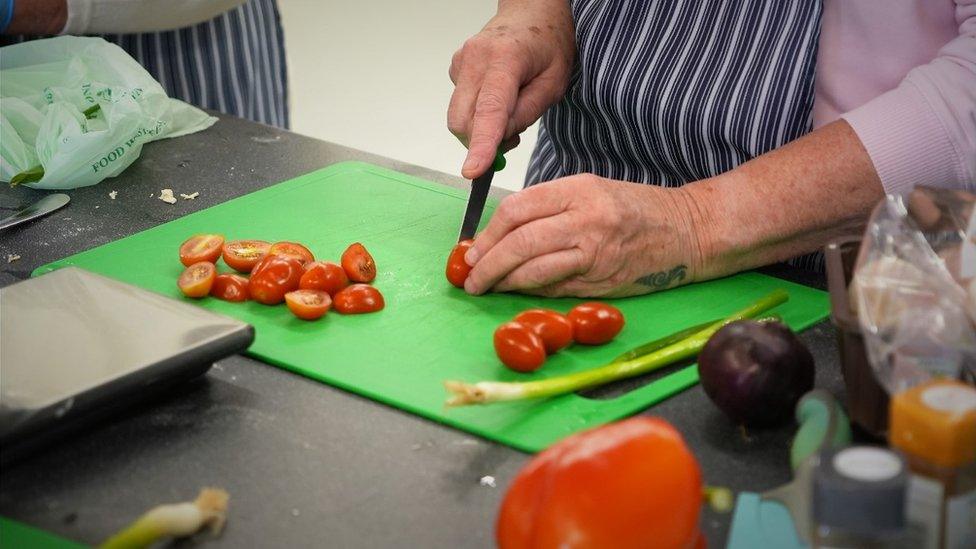 Cutting tomatoes