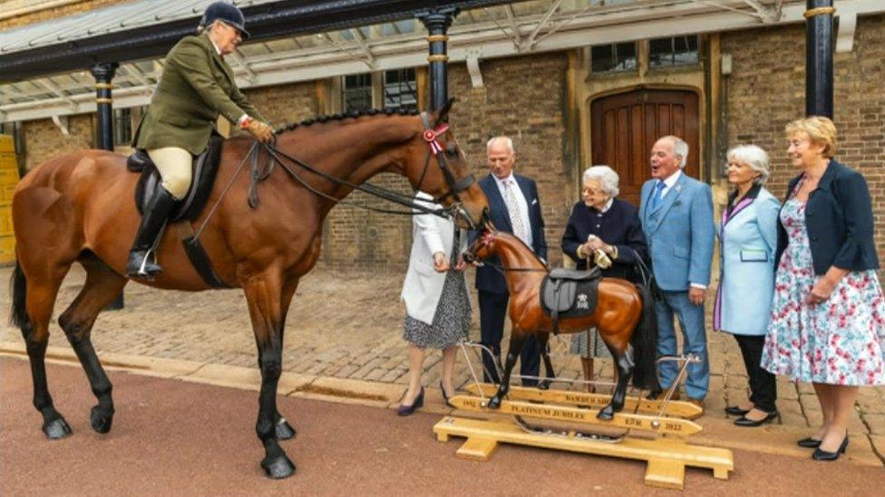 Barber Shop and the presentation of the rocking horse