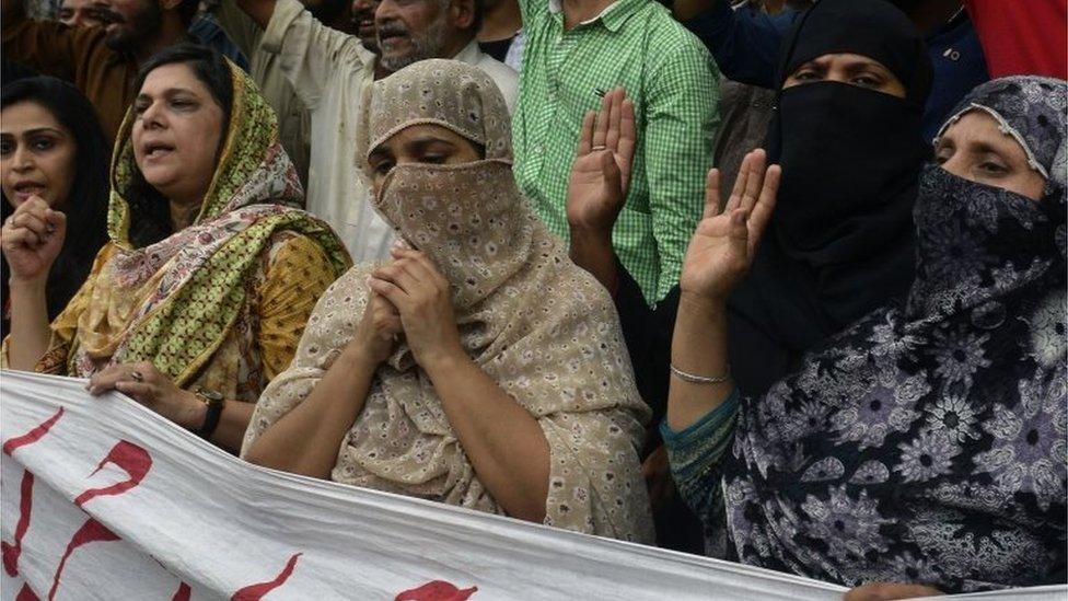 Relatives and area residents protest in support of Pakistani national Zulfiqar Ali in Lahore (28 July 2016)