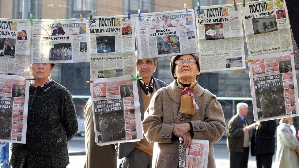 Ukrainians peruse newspapers