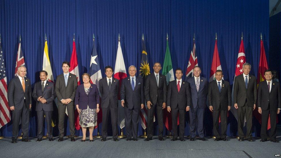 Leaders of TPP states pose for a photo in Manila