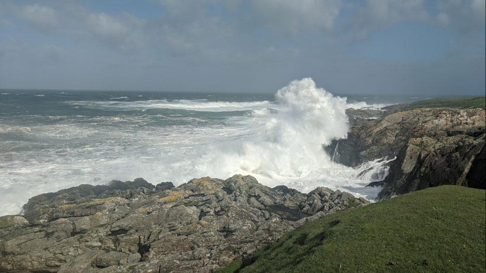 Tonnau gwyllt ar y môr