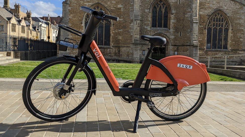 A Voi e-biked that can be hired in Peterborough standing in Cathedral Square