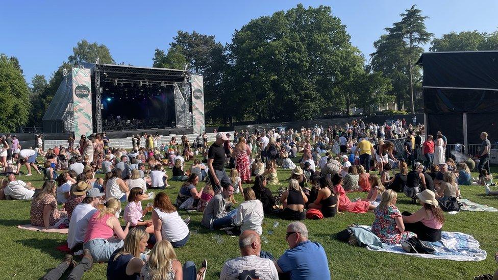 Festival goers in Botanic Gardens in the sun