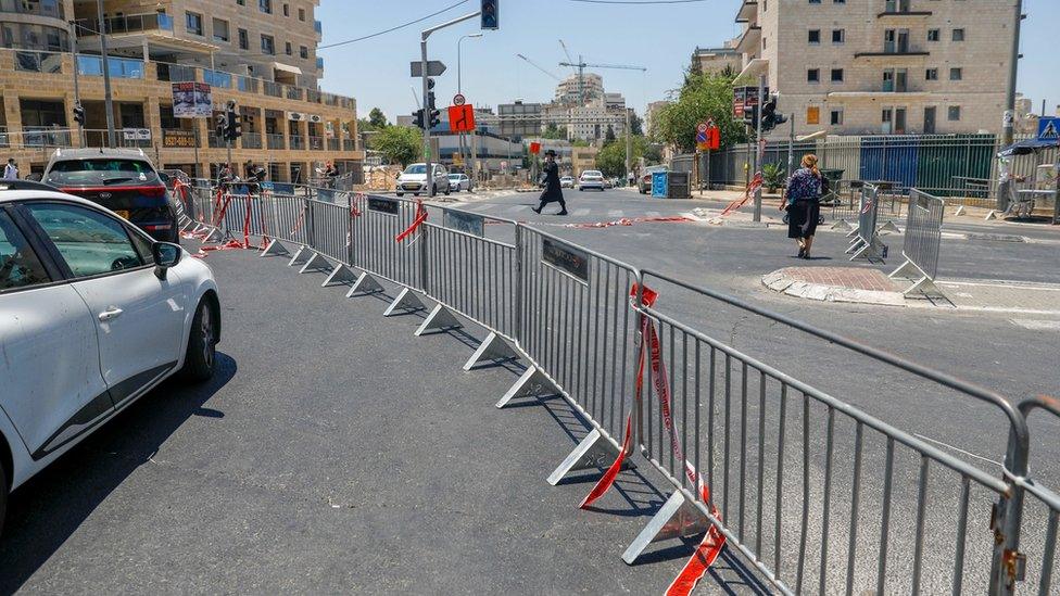 Barricade in Jerusalem to try to stop spread of coronavirus (12/07/20)