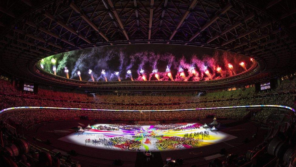 colourful-fireworks-in-the-paralympics-closing-ceremony