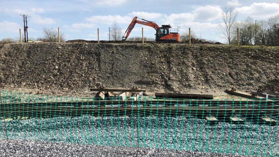 Gwaith ar safle gorsaf Cyffordd Abergwili