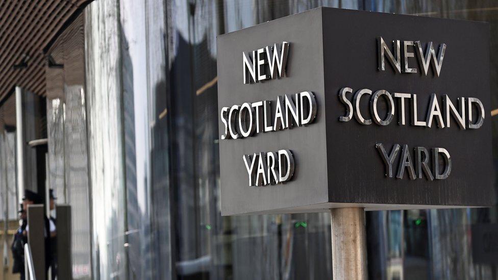 Scotland Yard sign