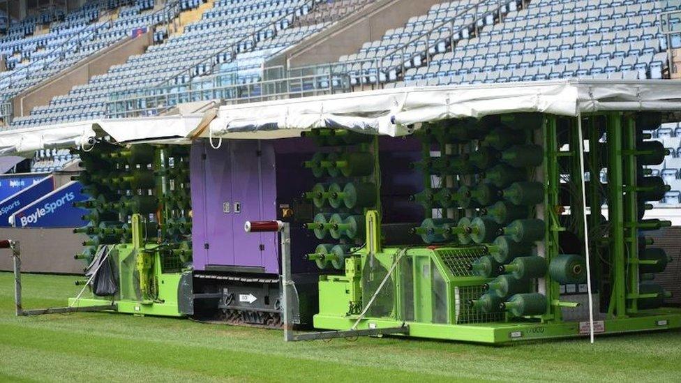 Synthetic fibres being added to pitch