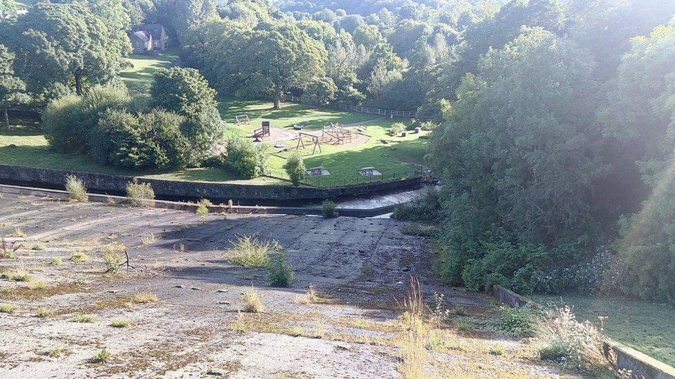 Photo of the auxiliary spillway before it collapsed