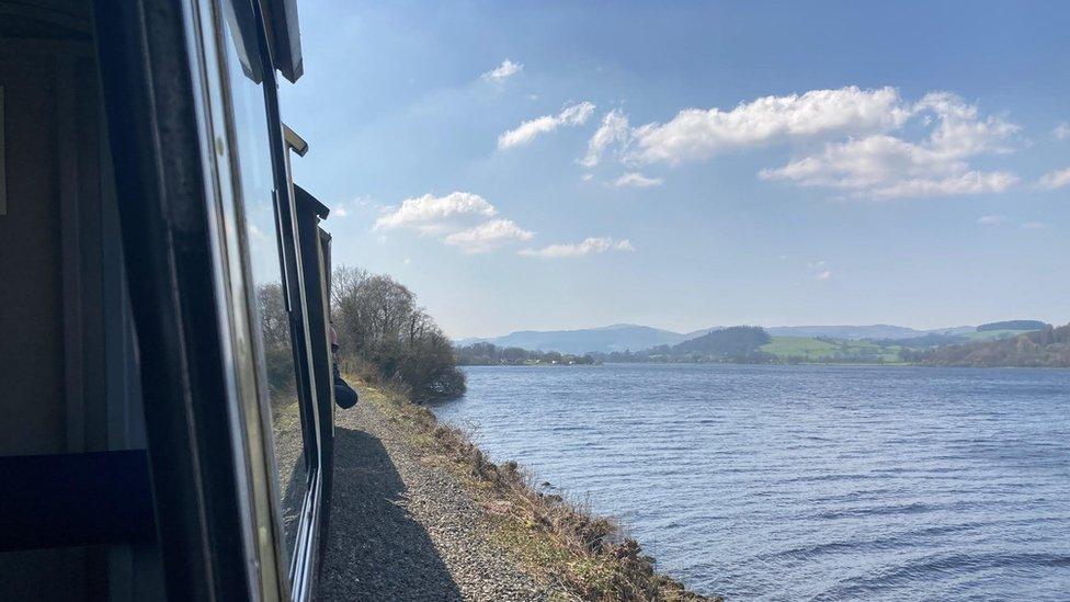 Trên stêm yn teithio ar bwys Llyn Tegid