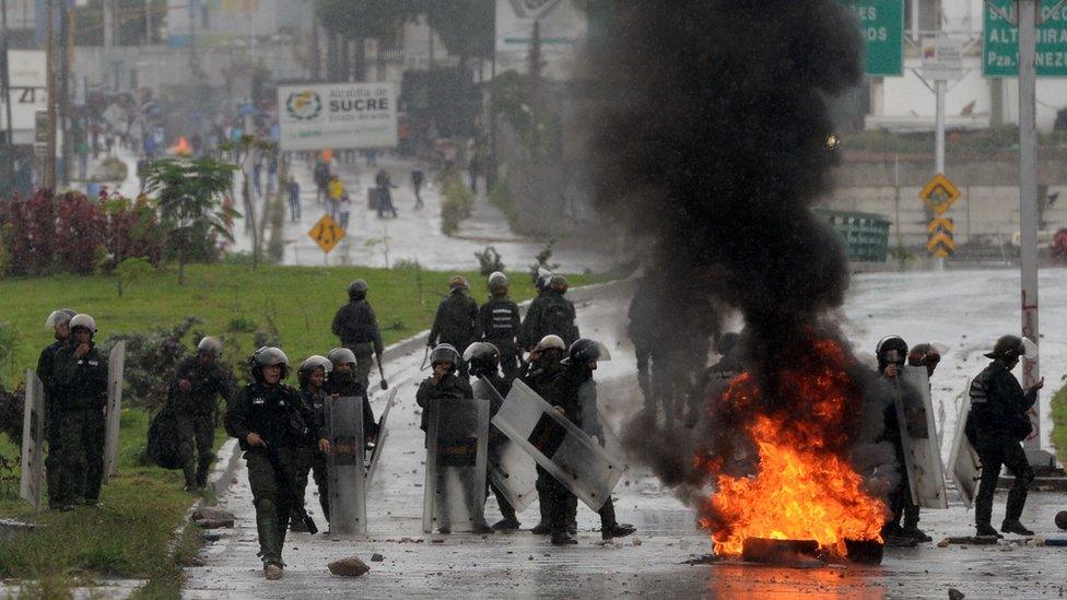 Riot police advance on opposition demonstrators blocking an avenue during an anti-government protest at Los Ruices sector in Caracas, on June 28, 2017