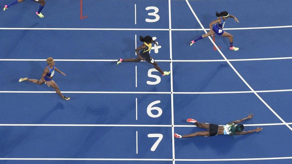 Shaunae Miller dives across the finish line