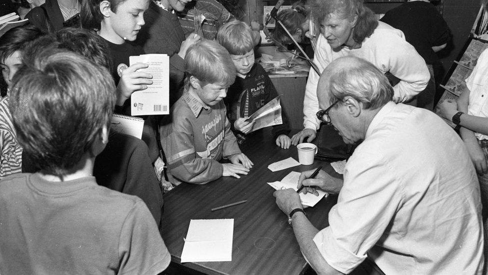 roald-dahl-signing-books-for-children.