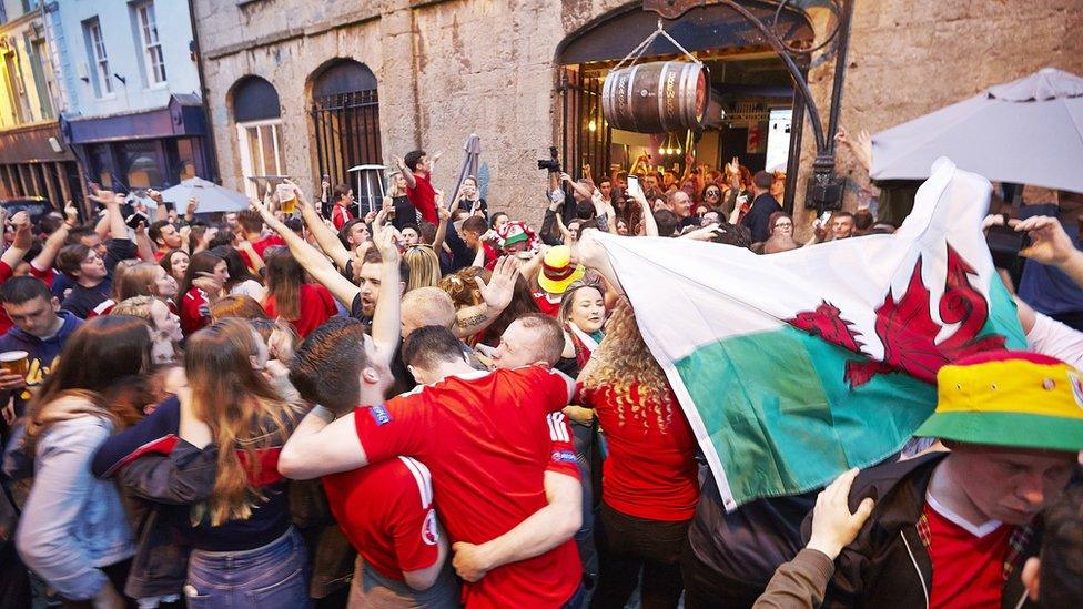 Fydd yna ddathlu fel hyn ar strydoedd Caernarfon ym mis Gorffennaf? // A street in Caernarfon erupts as Wales go on in the Euro 2106 championship