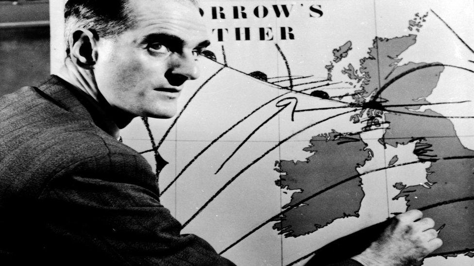 George Cowling drawing a 鶹Լ weather map in 1954