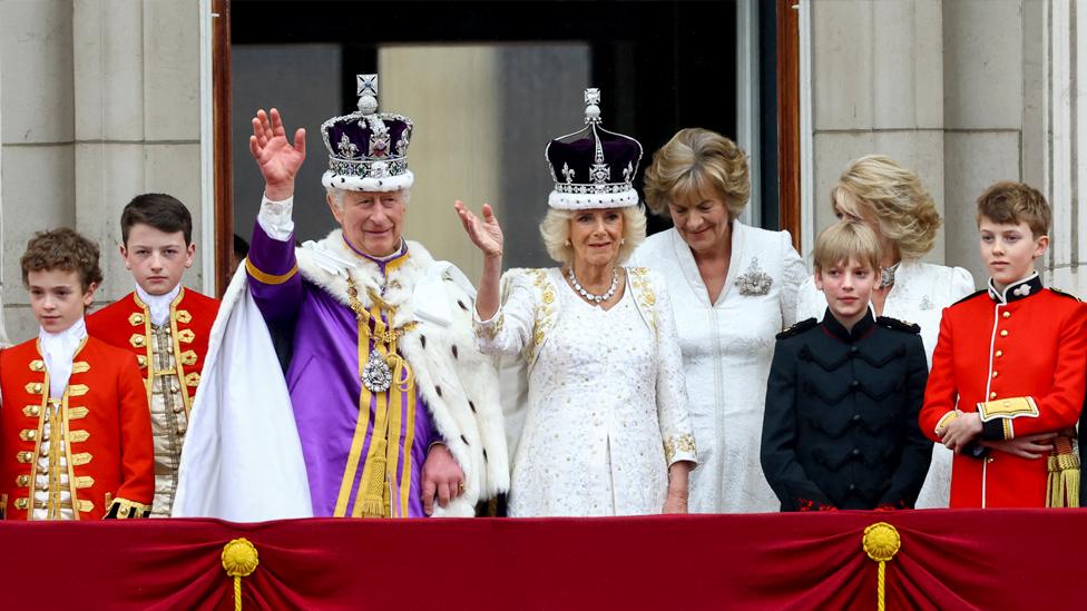 King and Queen on balcony