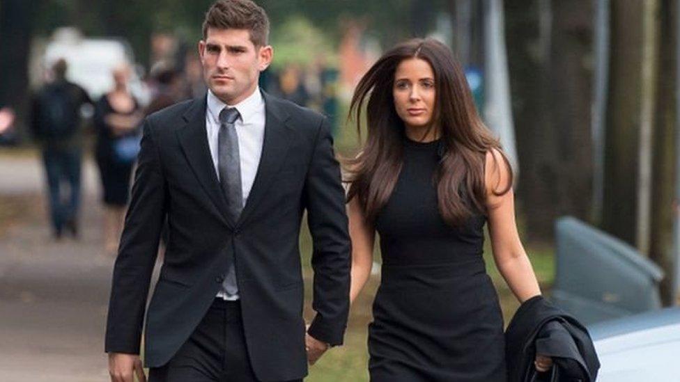 Mae dyweddi Ched Evans, Natasha Massey, wedi bod yn cadw cwmni iddo yn y llys