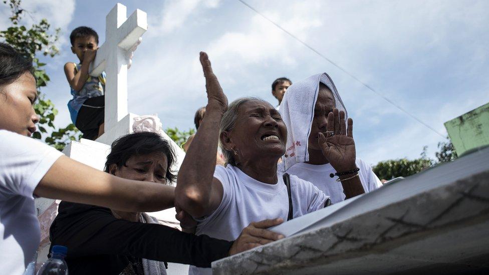 Elvira Miranda (C), mother of Leover Miranda, an alleged drug dealer who was killed on August 3, 2017, cries during the burial