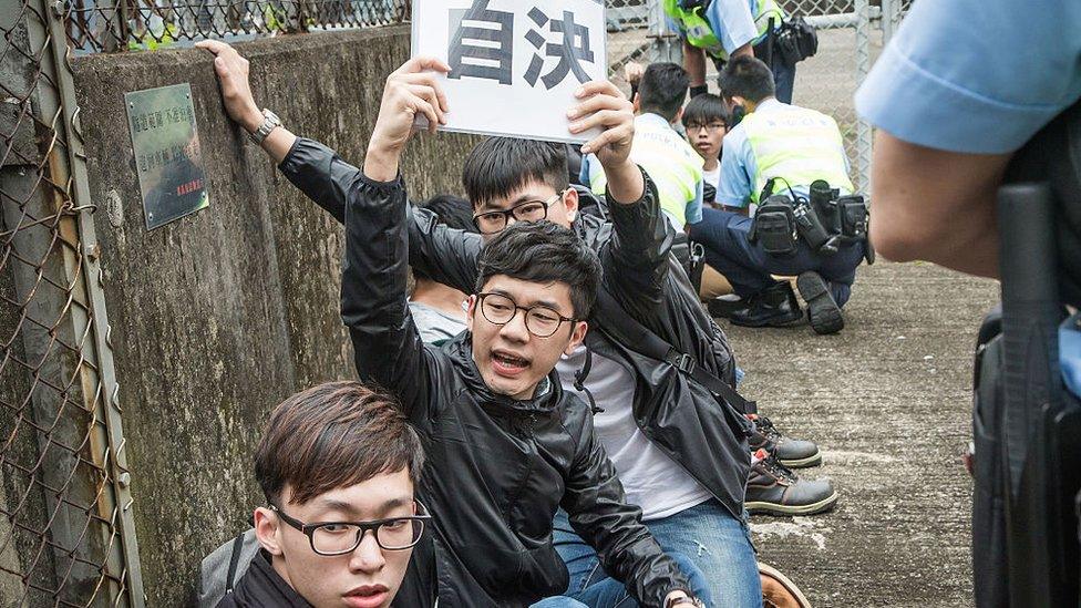 A group of Hong Kong democracy activists from political party Demosisto, including Joshua Wong and Oscar Lai, attempted to halt the motorcade of top official Zhang Dejiang but were foiled by police on Thursday.