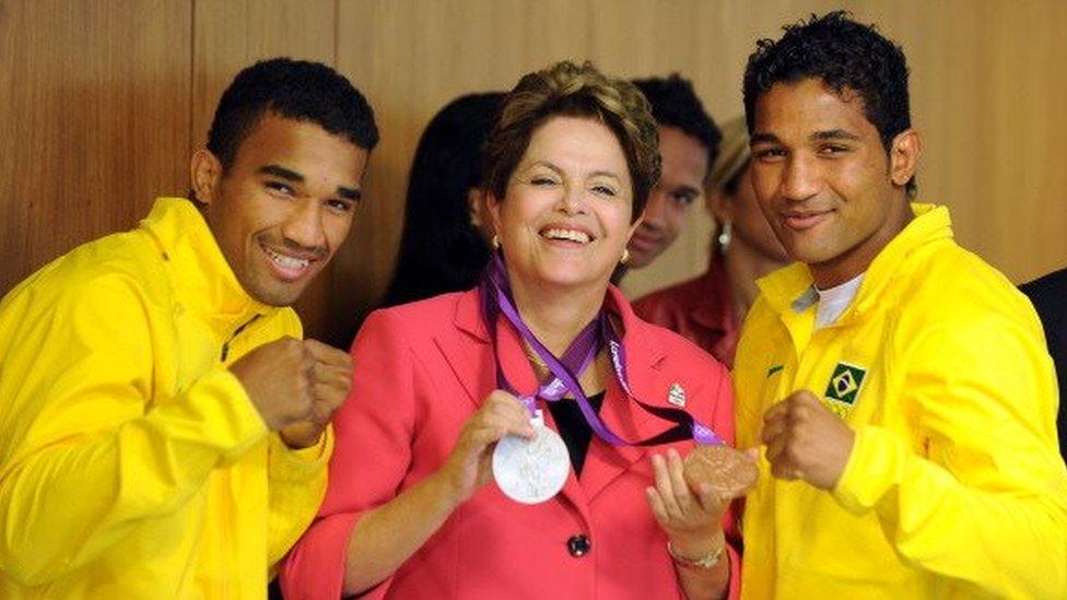 Brazilian President Dilma Rousseff (C) poses with Olympic boxers Yamaguchi Falcao (R), bronze and Esquiva Falcao (L), silver medals in the London 2012 Olympic Games respectively, during a meeting at Planalto Palace in Brasilia, on August 14, 2012.