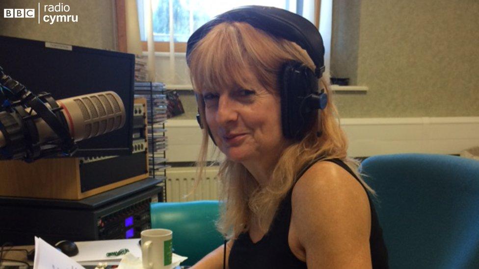 Helen Scutt yn y stiwdio radio