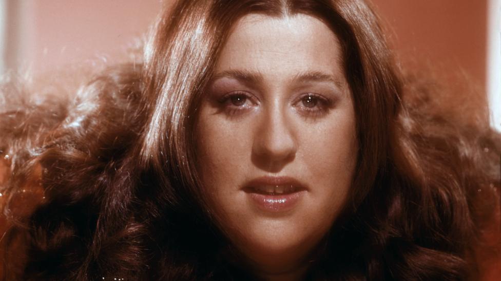 Singer Cass Elliot poses for a portrait circa 1970